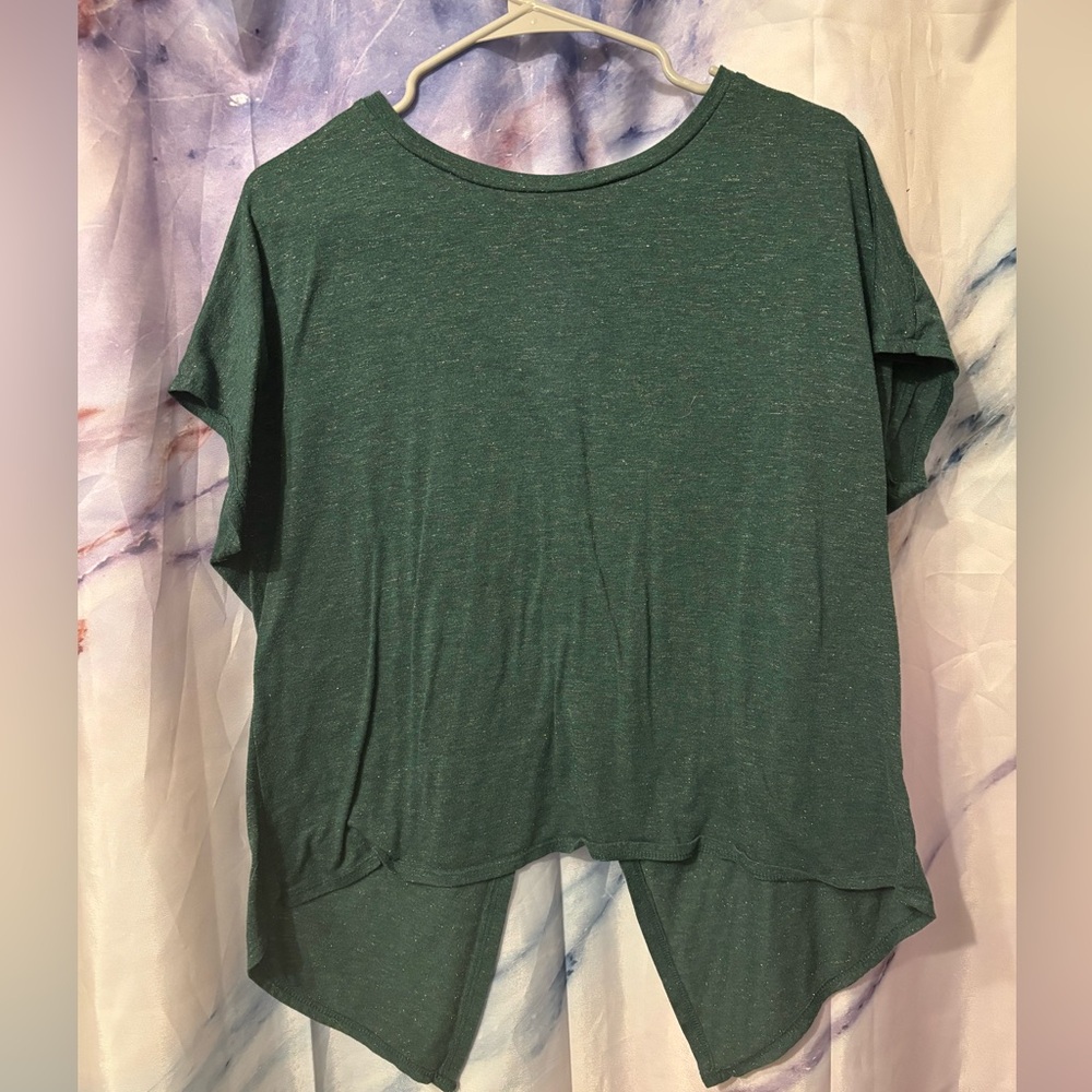 Shimmery Forest-Green lightweight top! For sports attire or everyday wear 💚